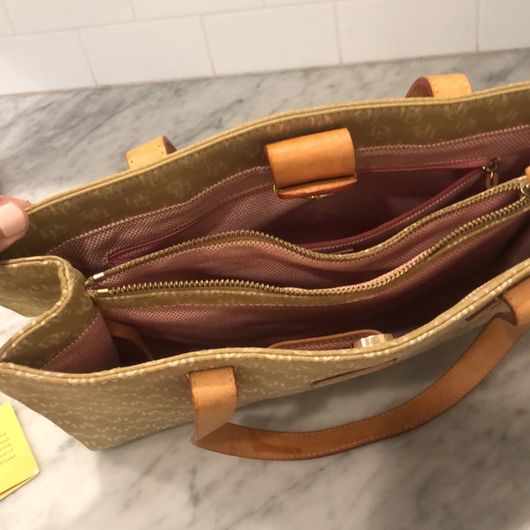 Dooney & Bourke Signature Logo Bag Tan/Cream pink interior w/ original reg card - Picture 3 of 7
